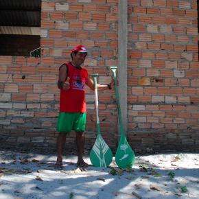 Esse é o Luís, filho da Dona Conce e do Seu Pedro, que nos conduziu com seu remo e canoa para um mergulho no Tapajós e contou histórias sobre o Curupira e o Boto.