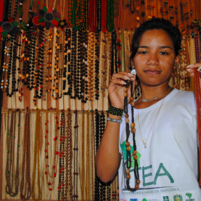 Priscila, de Jamaraquá, mostra orgulhosa alguns exemplares das peças de sementes e látex produzidas na comunidade.