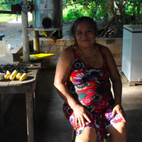 Ela também mora no Jamaraquá. É costureira e cozinheira e contou como a chegada desta máquina para retirar a polpa do taperebá facilitou seu trabalho para estocar grandes quantidades da polpa da fruta.