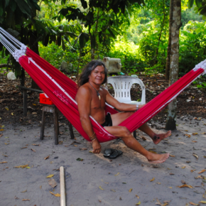 Seu Bata vive da caça e da pesca, atua como guia local e recebe viajantes em sua casa. Como todos de Jamaraquá, utiliza a rede para descansar e também para dormir.