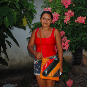 Moradora da comunidade de Maguari, que fica às margens do Rio Tapajós, mostra uma bolsa de couro ecológico produzida no local.