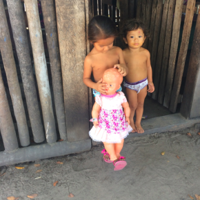 Crianças da comunidade de Maripá, às margens do Rio Tapajós, mostram a única boneca da família.