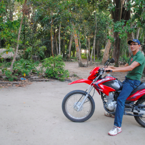 O Raimundo é o único morador das comunidades de Anã e Maripá que possui uma moto. Ele atua como condutor numa região em que as pessoas precisam caminhar quase duas horas pelas trilhas para ir de uma comunidade para outra.