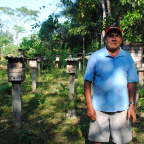 O senhor apresenta a produção local de mel em Anã, uma das fontes de renda das famílias que vivem ali.